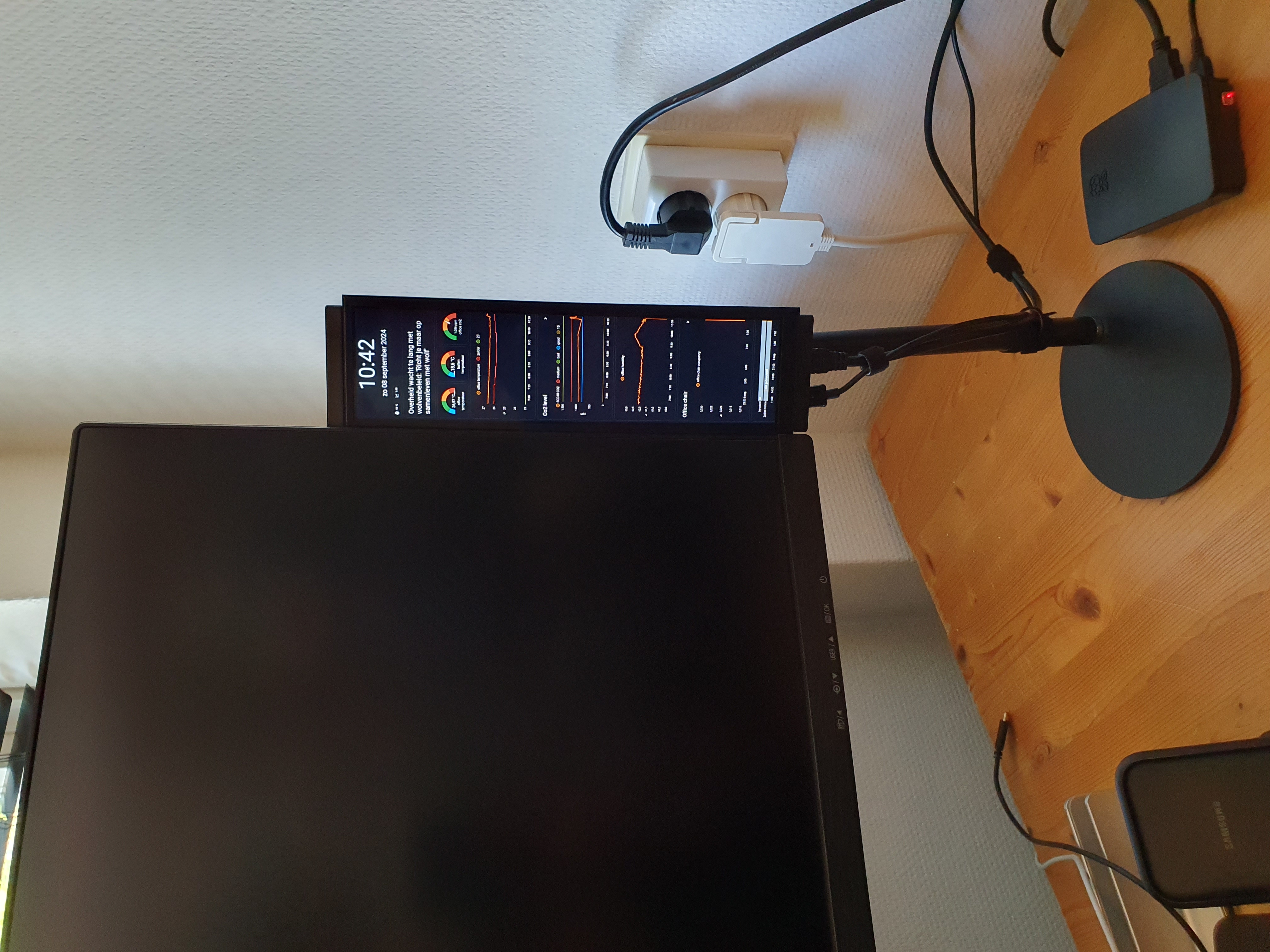 stretch display in action
